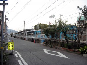 街に溶け込む和田岬駅
