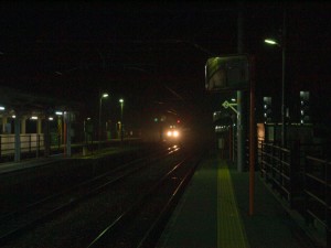 深夜の神戸電鉄粟生線列車