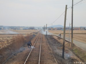 北条鉄道線路火災　消火活動中　播磨下里駅付近