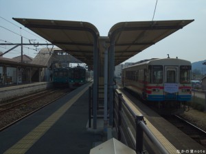 粟生駅103系125系フラワ2000-3横並び