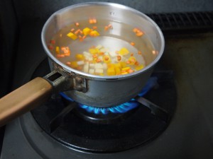鍋に水を入れて火にかけます