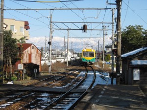 富山地鉄と立山連峰