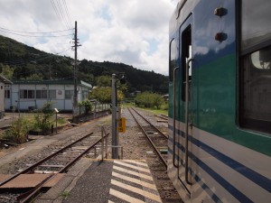 上総亀山駅停車中列車と線路の果て