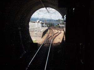 牧の原トンネルから金谷駅を望む