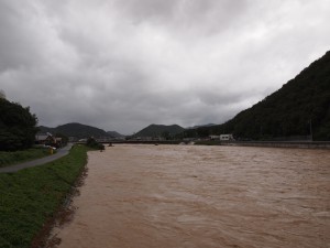 台風18号で増水した加古川